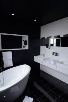 Monochrome bilik mandi yang besar