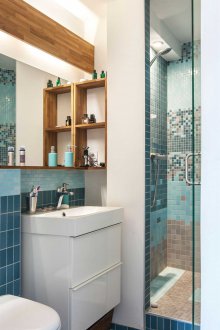 Bilik mandi besar dengan mozek berwarna biru