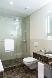 Bilik mandi besar dengan marmar coklat