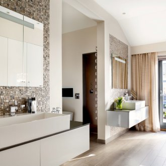 Bilik mandi yang besar dengan bahan semula jadi