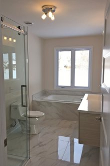 Bilik mandi besar berjubin