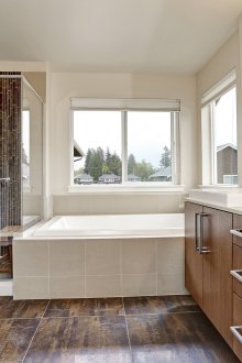 Bilik mandi besar dengan tingkap