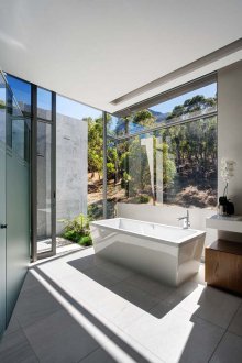 Bilik mandi besar dengan tingkap panorama