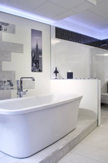 Bilik mandi besar dengan sekatan