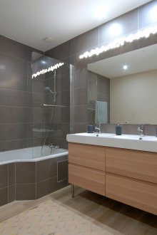 Bilik mandi besar dengan jubin