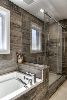 Bilik mandi yang besar di bawah pokok itu