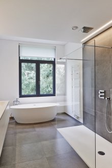 Bilik mandi yang besar dengan cahaya