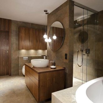 Bilik mandi besar dengan sinki