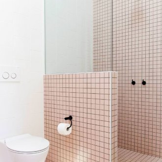 Bilik mandi berwarna-warni merah jambu