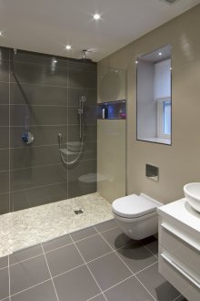 Bilik mandi kelabu besar