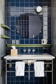 Bilik mandi yang besar biru