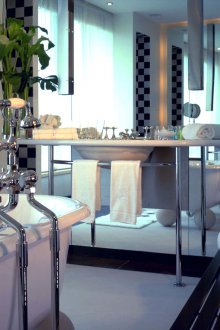 Bilik mandi yang besar dengan hiasan keluli