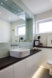 Bilik mandi yang besar dengan jubin kaca