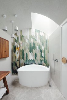 Bilik mandi yang besar dengan dinding hiasan