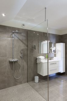 Bilik mandi besar dengan pancuran mandian hujan