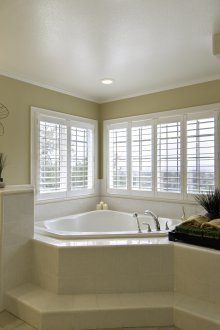 Bilik mandi besar dengan mandi sudut