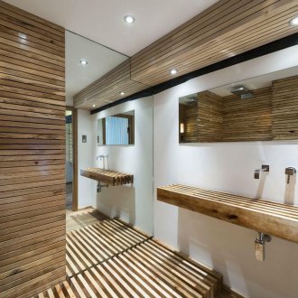 Bilik mandi besar dengan clapboard