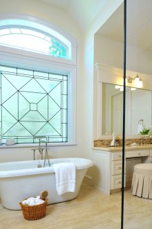 Bilik mandi besar dengan kaca berwarna