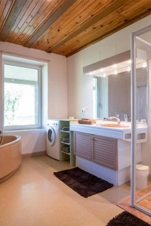 Bilik mandi besar di rumah negara