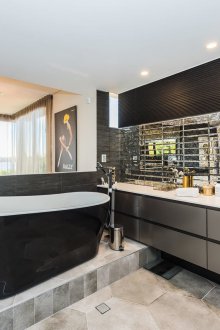 Bilik mandi yang besar dengan jubin cermin