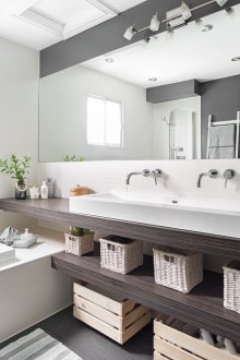 Bilik mandi besar dengan cermin