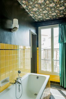 Bilik mandi yang besar kuning