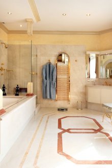 Bilik mandi besar dengan emas