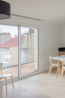 Perabot di apartmen dengan balkoni