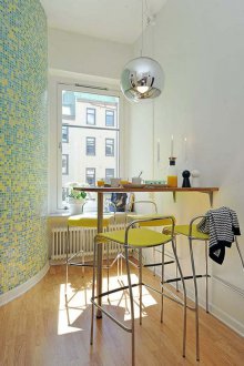 Susunan perabot di apartmen dengan kaunter bar