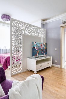 Susunan perabot di apartmen dengan partition kayu