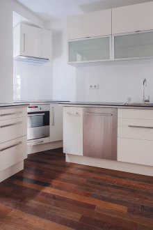 Bagaimana untuk menguruskan perabot di pangsapuri studio di dapur