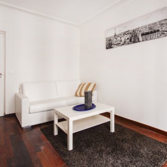 Perabot di studio minimalis apartmen
