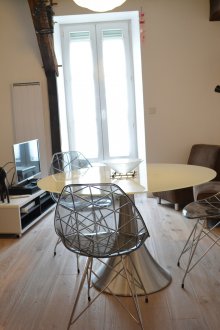 Perabot di studio moden