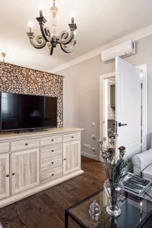 Bagaimana untuk menguruskan perabot dalam apartmen satu bilik dengan partition plasterboard