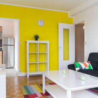 Bagaimana untuk menguruskan perabot di sebuah apartmen studio yang cerah