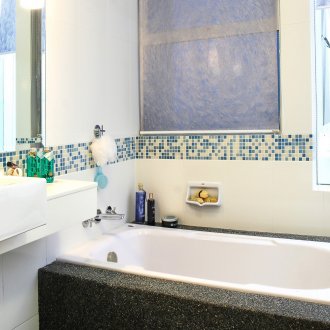 Jalur mosaik mendatar di bilik mandi