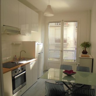 Apartmen studio 40 m persegi dengan dapur putih