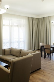 Apartmen studio 40 meter persegi dengan tingkap panorama