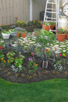 Красиви цветни лехи и оригинален декор в страната