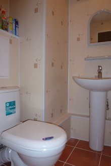 Ремонт на тоалетна с бежови панели