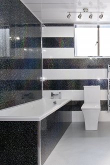 Ремонт на тоалетна в черно и бяло