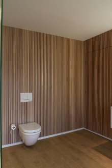 Ремонт на тоалетната с дървени панели