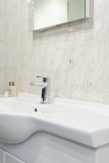 Ремонт на тоалетна с мраморна ламперия