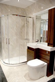 Инсталиране на панел за ремонт на тоалетната