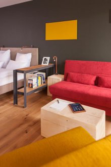 Khrushchev satu bilik dengan sofa