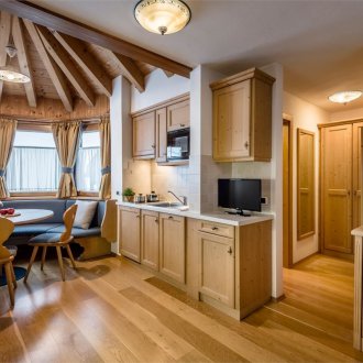 Khrushchev satu bilik dengan tingkap bay