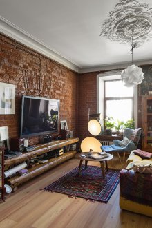 Khrushchev satu bilik dengan dinding bata