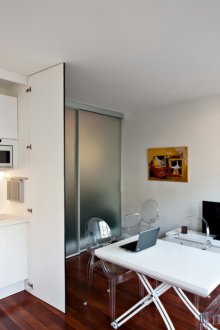 Khrushchev satu bilik dengan partition kaca