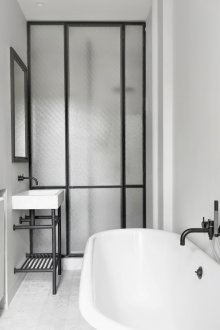 Интериорна преграда в тавана на банята