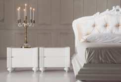 Meja tempat tidur klasik putih